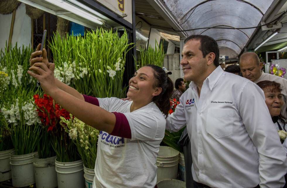El candidato del PES a la gubernatura de Morelos Cuauhtémoc Blanco se toma fotografías con sus seguidores en el mercado principal de Cuernavaca.