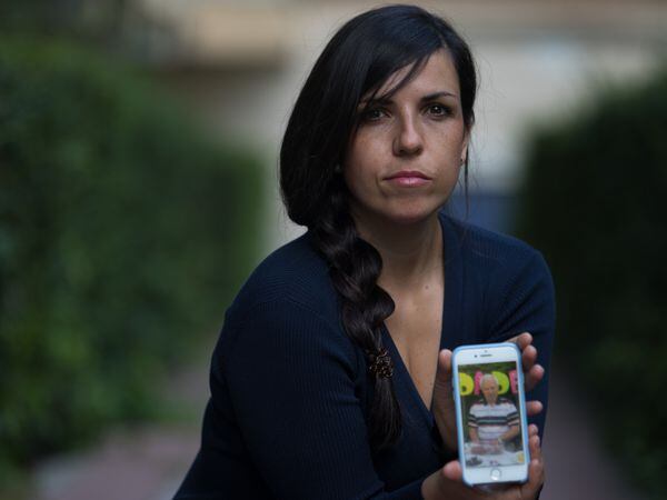 La enfermera Ester Garcia posa con una fotografia de su  padre Galo Garcia , Mostoles  . Foto: Víctor Sainz