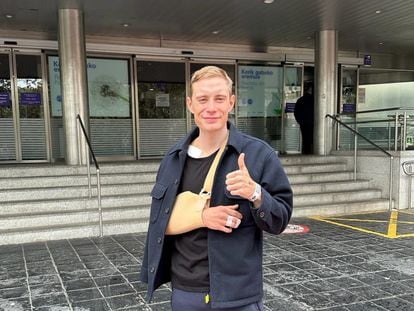 El ciclista danés Jonas Vingegaard saliendo este martes del hospital.