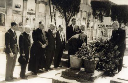 En ringleira, de esquerda a dereita, Antonio Meijide Pardo, Joaqu&iacute;n Freire de Andrade, Enrique Chao Espina, Julio Rodr&iacute;guez Yordi, Francisco Serrano Castilla, Juan Naya P&eacute;rez e Francisco Vales Villamar&iacute;n. No primeiro plano Leandro Carr&eacute; Alvarellos e Sebasti&aacute;n Mart&iacute;nez - Risco colocan unha coroa de flores sobre a tumba de Murgu&iacute;a