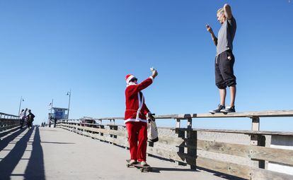 Papá Noel también sabe hacer skate, esta vez se ha ido a la playa Venice, en California, Estados Unidos.