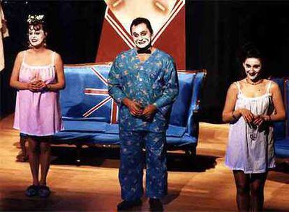 El grupo de teatro Cal Teatro, interpretando la obra de Ionesco &#39;La cantante calva&#39;, en 1997.