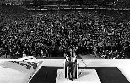 Mitin del Partido Popular en Mestalla (Valencia), en el que José María Aznar fue aclamado por miles de seguidores en febrero de 1996.