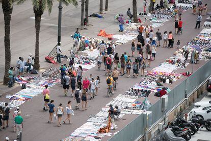 Desenes de venedors ambulants ocupen el passeig de la Barceloneta.