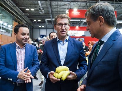 El presidente del Partido Popular, Alberto Núñez Feijóo (centro), sostiene unos plátanos a su llegada a la visita a la Feria Internacional de Frutas y Verduras, ‘Fruit Attraction 2023’, este martes en Ifema (Madrid).