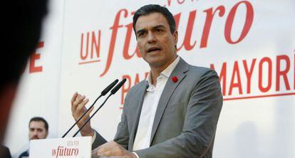 El candidato del PSOE a la Presidencia del Gobierno, Pedro S&aacute;nchez, durante su intervenci&oacute;n en un mitin del PSOE en Elche. 