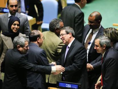 El secretario de Relaciones Exteriores de Cuba, Bruno Rodríguez, es felicitado por otros representantes en la ONU, el 27 de octubre de 2015.