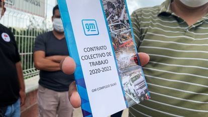 Un trabajador de la planta de Silao con una copia del contrato colectivo.