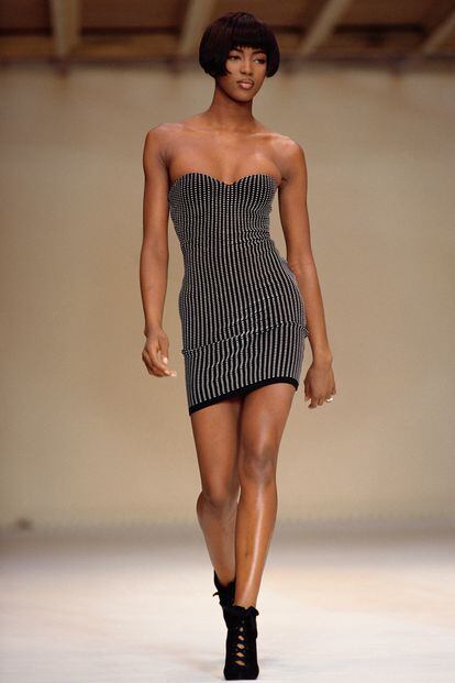 Naomi Campbell desfilando con la colección de p-v 1990 del diseñador tunecino.