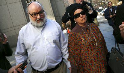 El espía Jonathan Pollard, puesto este viernes en libertad condicional, junto a su esposa, Elaine Zeitz, en Manhattan.