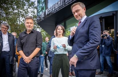 Christian Lindner, a la derecha, junto a los líderes verdes Robert Habeck y Annalena Baerbock, tras una rueda de prensa en Berlín el 1 de octubre.