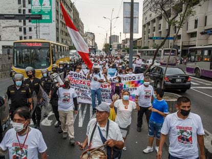 Seguidores del presidente Castillo exigen el cierre del Congreso para que el presidente gobierne por decreto, durante una marcha celebrada en Lima, Perú, esta semana.
