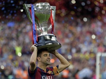 Xavi, con la última Liga que ganó con el Barça, en 2015.