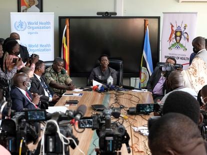 La ministra de Sanidad de Uganda, Diana Atwine (en el centro), confirma un caso de ébola en el país, este martes.