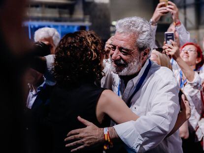 La presidenta madrileña, Isabel Díaz Ayuso, abraza a su jefe de gabinete, Miguel Ángel Rodríguez, en el congreso del PP de Madrid en mayo de 2022.