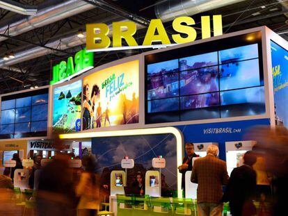 Varios visitantes en el stand de Brasil en Fitur 2018.