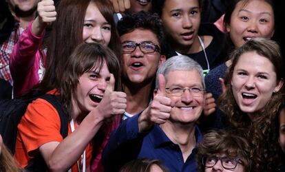 El CEO de Apple Tim Cook, rodeado de estudiantes.