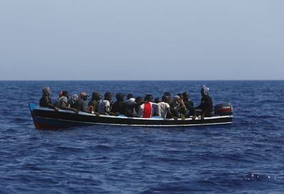 Un grupo de migrantes a la deriva en una patera frente a las costas de Libia, el 1 de agosto.