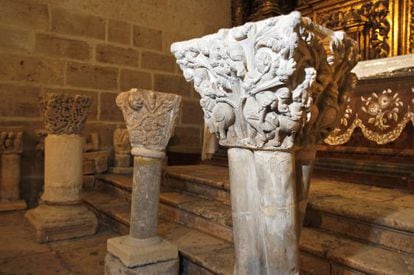 Capiteles del desaparecido monasterio de San Pedro de Gumiel de Iz&aacute;n (Burgos), conservados en una iglesia parroquial de la localidad.