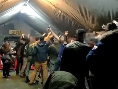 Captura del vídeo en el que soldados realizan el saludo fascista en una fiesta en Paracuellos del Jarama.