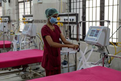 Personal sanitario revisa un respirador en un hospital de la India.