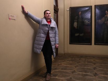 Anna, trabajadora del Lviv Art Gallery en Ucrania, mostraba el viernes la pared del museo donde estaban los cuadros de Goya y Ribera.