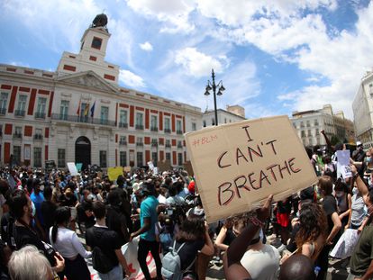 Un cartel en la manifestación antirracista celebrada este domingo en la Puerta del Sol, en Madrid, muestra el lema "I can't breathe" (No puedo respirar), las últimas palabras de George Floyd.