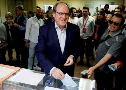 El candidato del PSOE a la presidencia de la Comunidad de Madrid, Ángel Gabilondo, acude a votar a un centro de electoral de Madrid, jornada de votación para las elecciones municipales, autonómicas y europeas.