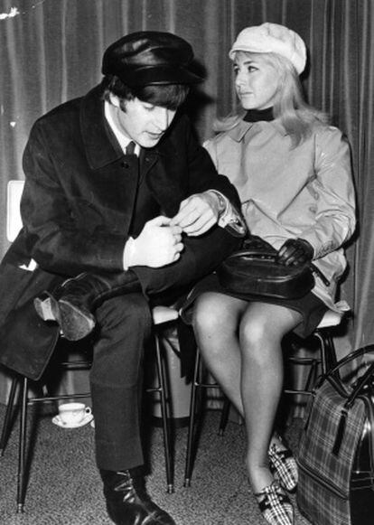 John Lennon y Cynthia Powell, juntos en 1964.