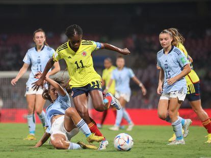 Linda Caicedo se lleva el balón ante Cristina Librán.