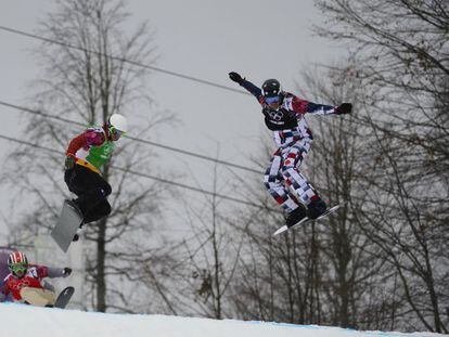 Eguibar, en el aire a la izquierda, junto al ruso Olyunin, en la semifinal.