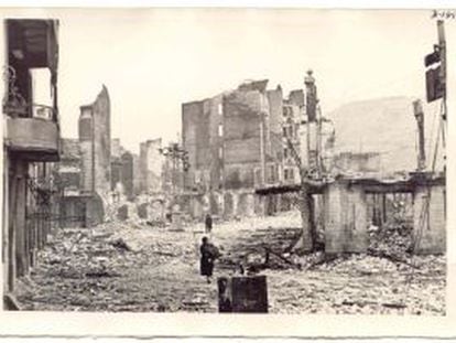 Una de las calles de Guernica después del bombardeo que tuvo lugar el 26 de abril de 1937.