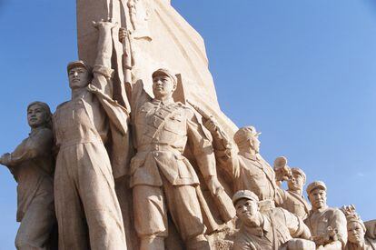 Estatua de los Héroes del Pueblo en la plaza de Tiananmén, en Pekín.