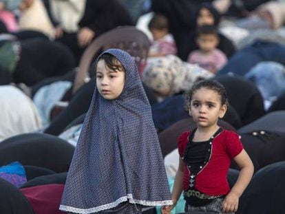 Ni&ntilde;as palestinas en el rezo del final del Ramad&aacute;n en Gaza.