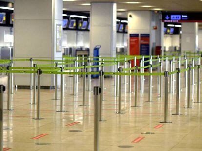 Un pasajero camina por la terminal T1 del aeropuerto de Madrid-Barajas el pasado 27 de julio.
