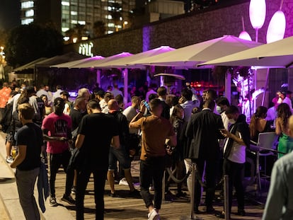 Jóvenes en los exteriores de las discotecas del paseo Marítimo, en Barcelona.