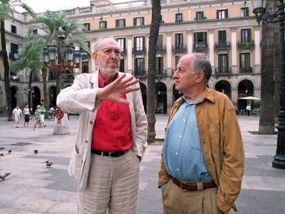 Juan Goytisolo y Josep Maria Castellet, pasean por el Raval 
