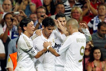 Kaká celebra uno de los goles del Real Madrid.