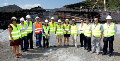 La ministra Ana Pastor, en el centro, con un equipo de las obras de la A-7 en Granada.