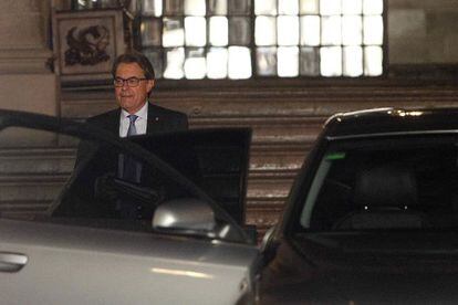 Artur Mas sortint del Palau de la Generalitat ahir. 