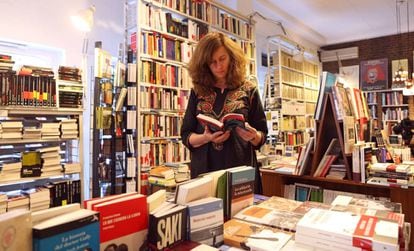 Lola Larumbe, en la librería Rafael Alberti.