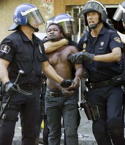 Efectivos antidisturbios de la Policía Nacional detienen a un ciudadano nigeriano durante los disturbios que se han producidoen barrio Son Gotleu, en Palma de Mallorca.