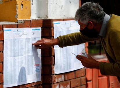 Un hombre busca su nombre fuera de un colegio electoral durante las elecciones legislativas primarias, en Buenos Aires, Argentina, el 12 de septiembre.
