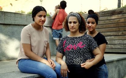 Ola al Masri, refugiada palestina, y sus hijos en Madrid.