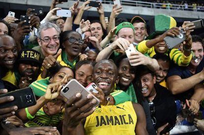 El que probablemente sea el mejor atleta de todos los tiempos derrocha también carisma. En las olimpiadas del pasado verano, Usain Bolt (Sherwood Content, Jamaica, 30 años), después de ganar por tercera vez el oro en los 200 metros, corrió hacia los aficionados jamaicanos y comenzó a tomarse 'selfies' con ellos. Una práctica que también vimos en varios deportistas durante los Juegos de Río.