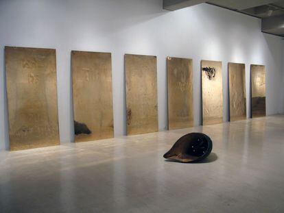 Fundición en bronce pulido, con textos grabados en las placas, de José María Sicilia. Plataforma Artística José Luis Ponce.