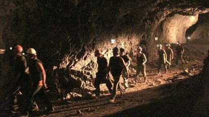 Primeras imágenes de Los 33 de San José, el telefilme de Antena 3 sobre el caso de los mineros atrapados bajo tierra en Chile.