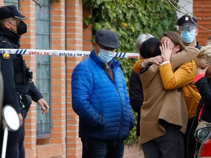 Familiares atienden de la mujer asesinada, en la zona del suceso, este viernes.