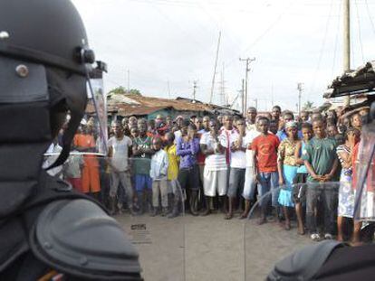 Fuerzas de seguridad de Liberia frente a manifestantes en Monrovia, este mi&eacute;rcoles.