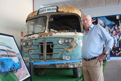 Andrés Perales posa junto al viejo autocar del Málaga CF.